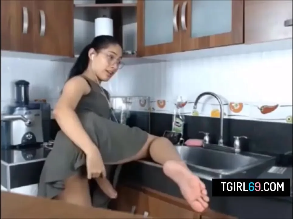 Latinas Masturbating In Kitchen - Sexy tranny latina wanks in the kitchen